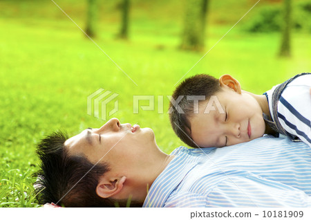 Boy asleep on dad's chest 10181909