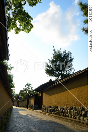 Evening scenery of Nagamachi samurai house residence [vertical] 10181994