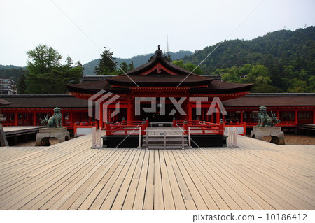 Itsukushima shrine  10186412