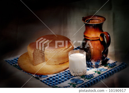 Milk and bread 10190917