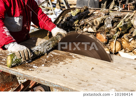 Man working with circular saw blade 10198414