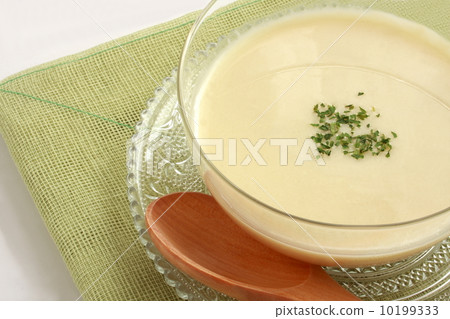 Vishisowz cold soup potage white background 10199333