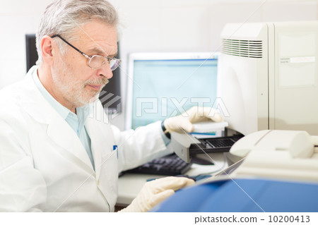 Life scientist researching in the laboratory. 10200413