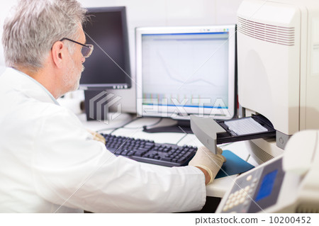 Life scientist researching in the laboratory. 10200452
