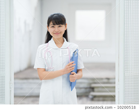 A lady in white 10200518