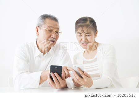 Middle couples manipulating smartphones Middle couples manipulating smartphones 10205515