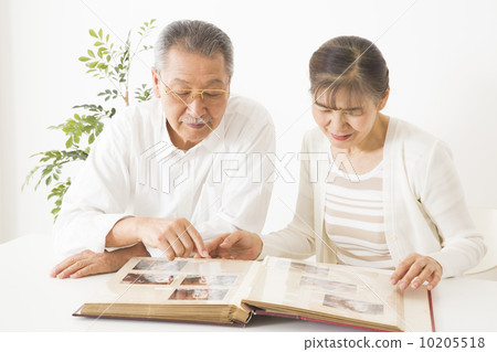 Middle couple looking at the album 10205518