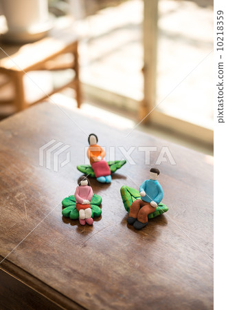 家庭騎在樹葉上 10218359