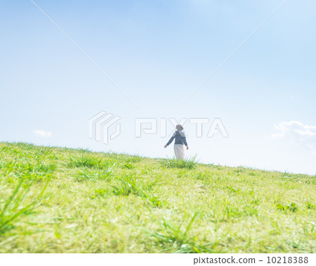 一個女人在草原 10218388