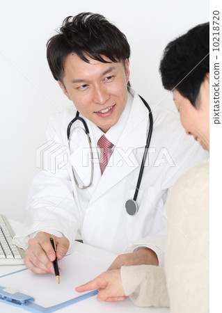 Doctor explaining to patient Doctor explaining to patient 10218720