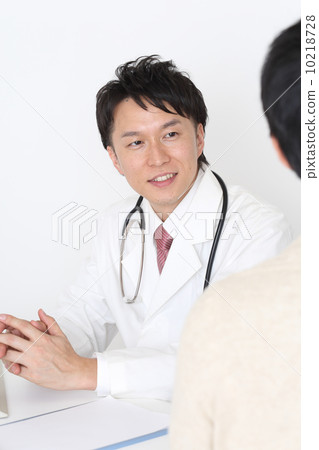 Doctor explaining to patient 10218728