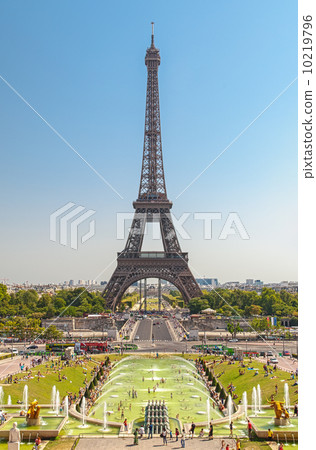 The Eiffel Tower and fountains of Trocadero in Paris France The Eiffel Tower and fountains of Trocadero in Paris France 10219796