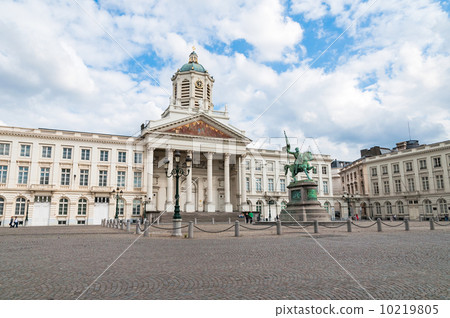 St Jacques Church and king of Jesusalem memorial Brussels, Belgi St Jacques Church and king of Jesusalem memorial Brussels, Belgi 10219805