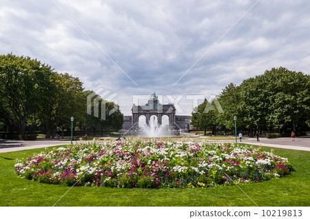 The Triumphal Arch in Cinquantenaire Parc in Brussels, Belgium w The Triumphal Arch in Cinquantenaire Parc in Brussels, Belgium w 10219813