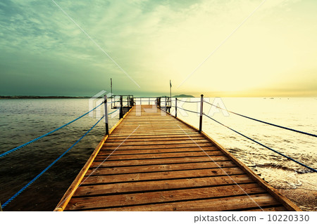 Boardwalk on beach Boardwalk on beach 10220330