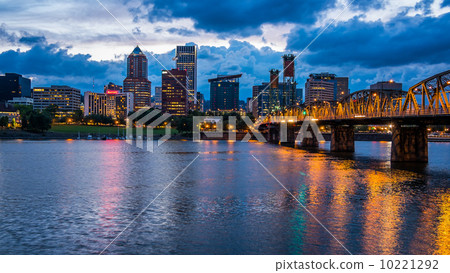 Portland Skyline Along Willamette River 10221292