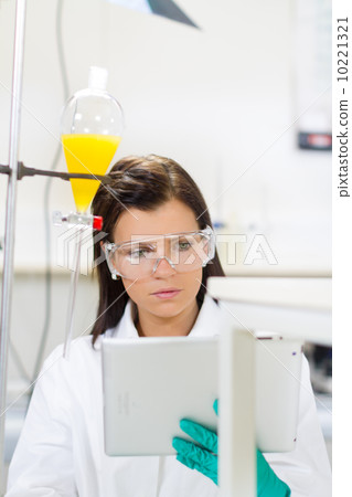 Health care professional in lab. 10221321