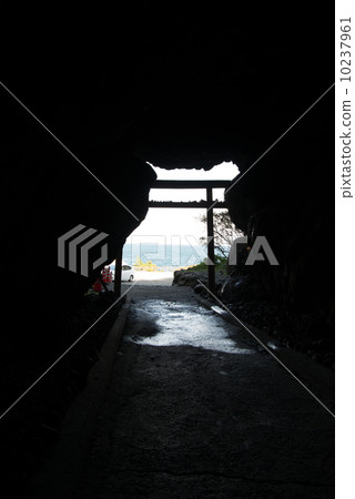 當從Kobo Daishi訓練的Mikuri洞穴（Mikuro）看時，天空和海24田口室戶山最好的misakiji（Hatsumisasaki）四國88個地方 10237961