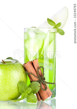 Green cocktail with apples, mint and cinnamon Green cocktail with apples, mint and cinnamon 10249765
