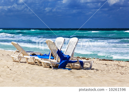 a chaise longue a chaise longue 10261596