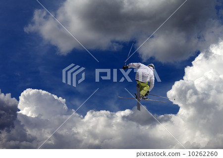 Freestyle ski jumper with crossed skis 10262260