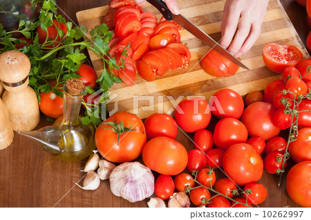 Closeup of female hands  slicing tomatoes 10262997