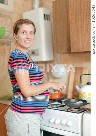 pregnant woman cooking food pregnant woman cooking food 10263542