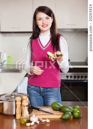 housewife cooking with avocado 10263914