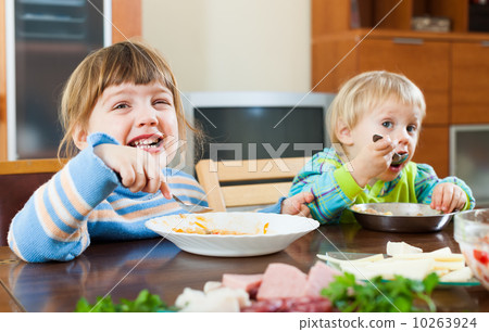 happy children eating food 10263924