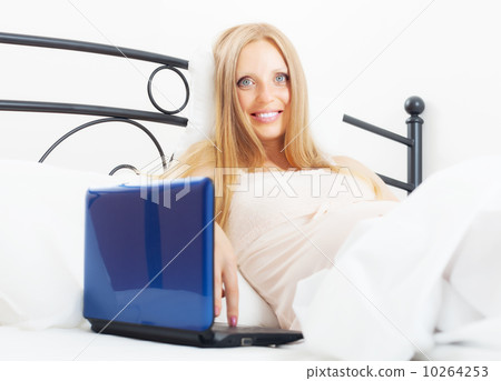 pregnancy woman with laptop in  bed 10264253