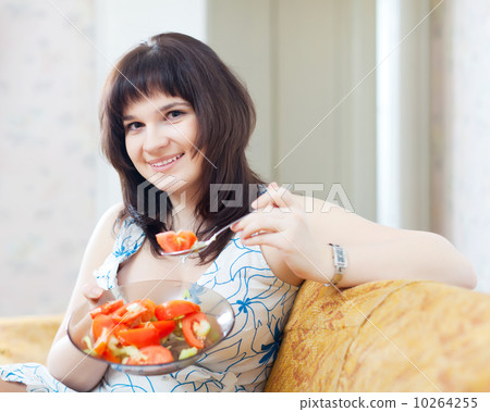 positive  woman eats veggie salad 10264255