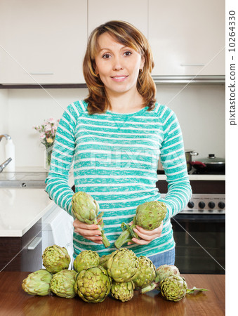girl with artichokes at  kitchen 10264330
