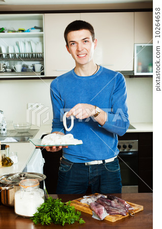 Man with raw calamary 10264658