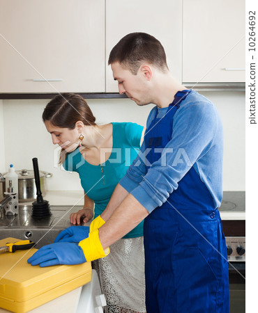 plumber repairing  water lines 10264692