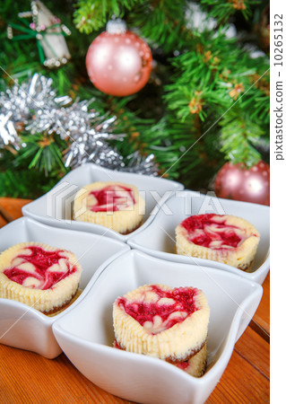 Dessert for Christmas. Mini raspberry cheesecakes in muffin form 10265132