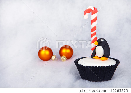 Christmas penguin cupcake with white fondant frosting Christmas penguin cupcake with white fondant frosting 10265273