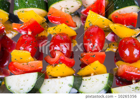 Vegetable skewers with tomato, pepper and zucchini Vegetable skewers with tomato, pepper and zucchini 10265356