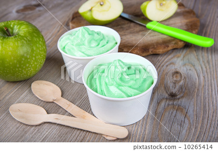 Frozen creamy ice yoghurt  with fresh green apples 10265414