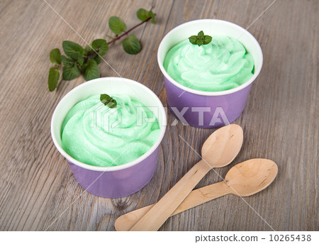Frozen creamy ice yoghurt  with fresh peppermint 10265438