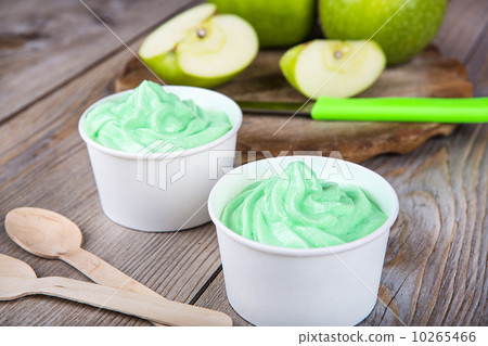Frozen creamy ice yoghurt  with fresh green apples 10265466
