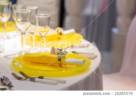 Elegant table set in soft creme and yellow for wedding or event 10265574