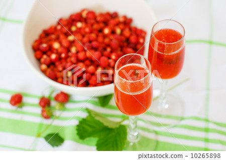 Summer cocktail with champagne, peppermint and fresh strawberrie 10265898