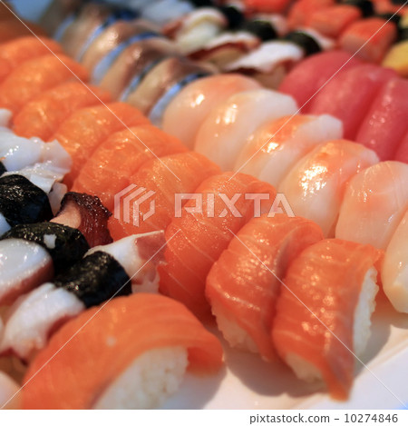 sushi rolls 10274846