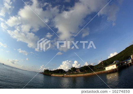 The sea and beautiful sky The sea and beautiful sky 10274850