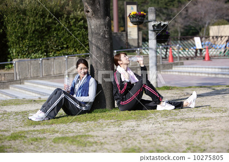 一個女人在公園裡訓練 10275805