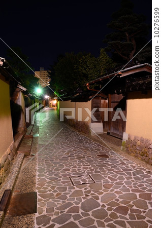 Evening scenery of Nagamachi samurai house residence [vertical] 10276599