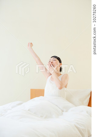 Waking up / female 10278260