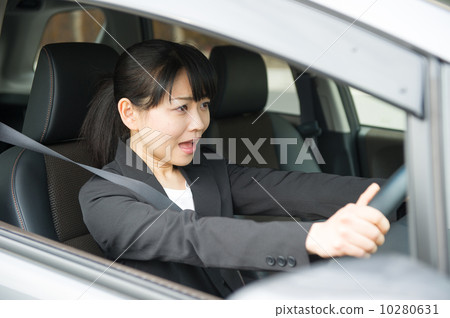 Women driving 10280631