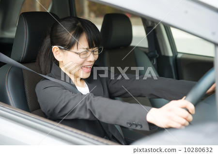 Women driving 10280632