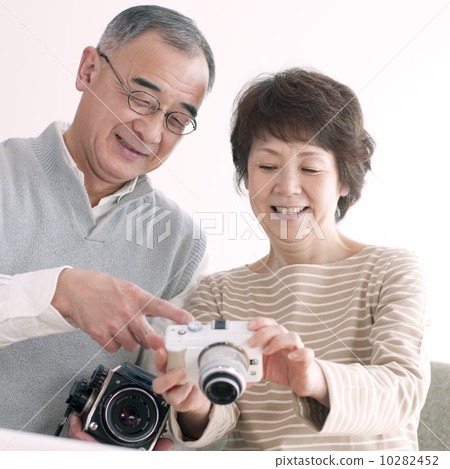 看照相機圖像的資深夫婦 10282452